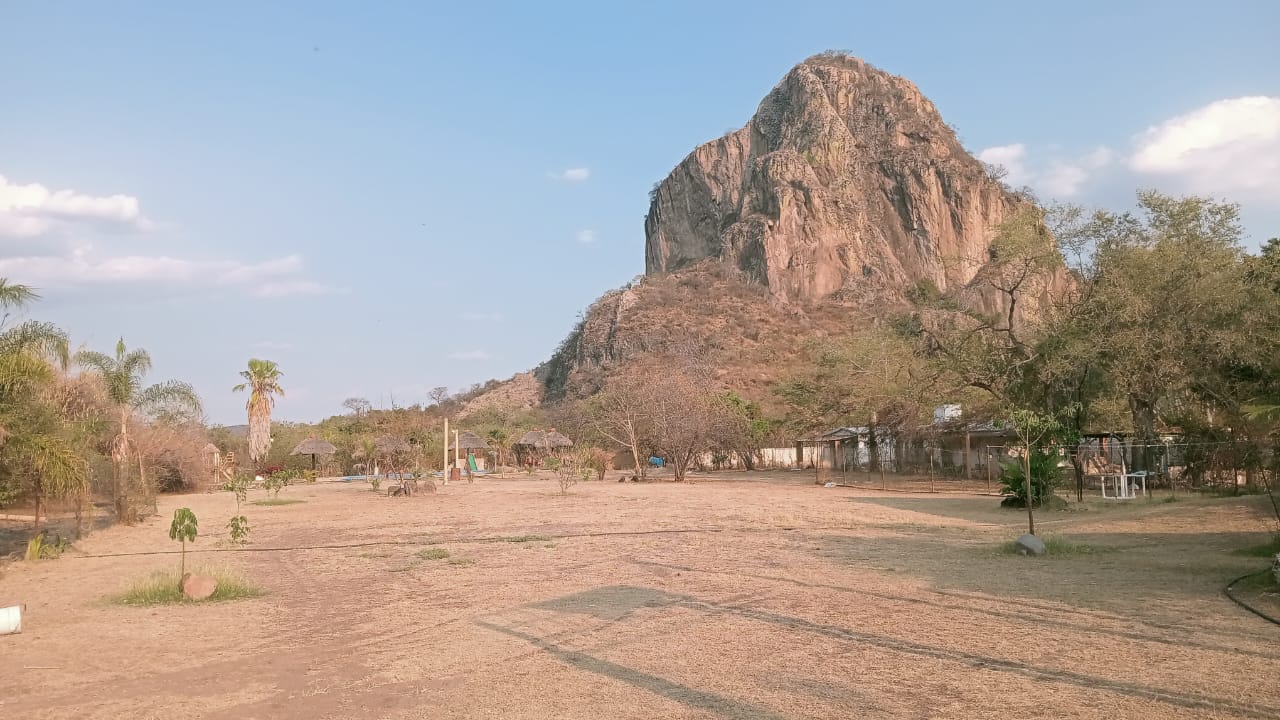 Vista con alberca y montaña